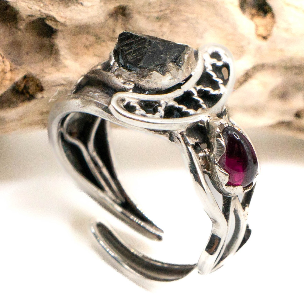 Каблучка з чорним турмаліном і гранатом — авторська робота Komarov Jewelry